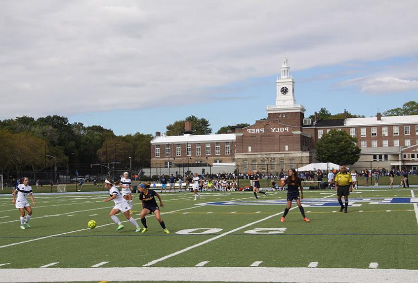 聚 大学运动代表队 女孩足球 team playing on the main field